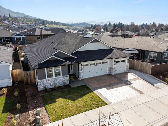 2820 Caldera Lane, Medford, OR 97504