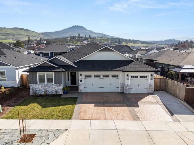 2820 Caldera Lane, Medford, OR 97504