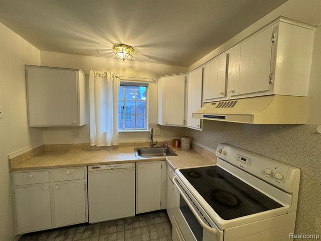 30212 Southfield Road 237, Southfield, MI 48076