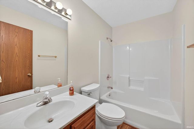 10449 Charles Street, Osceola, IN 46561