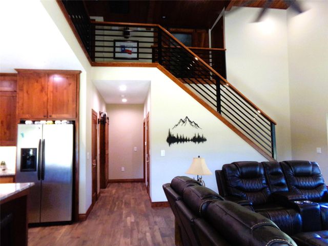 1055 E Branding Iron, Weimar, TX 78962