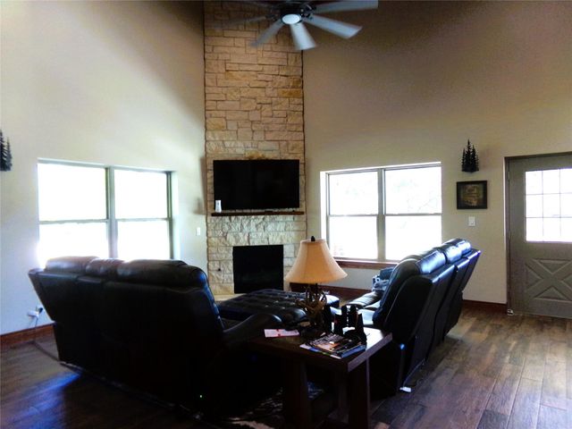 1055 E Branding Iron, Weimar, TX 78962