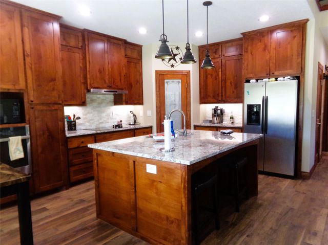 1055 E Branding Iron, Weimar, TX 78962