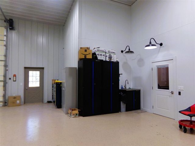 1055 E Branding Iron, Weimar, TX 78962