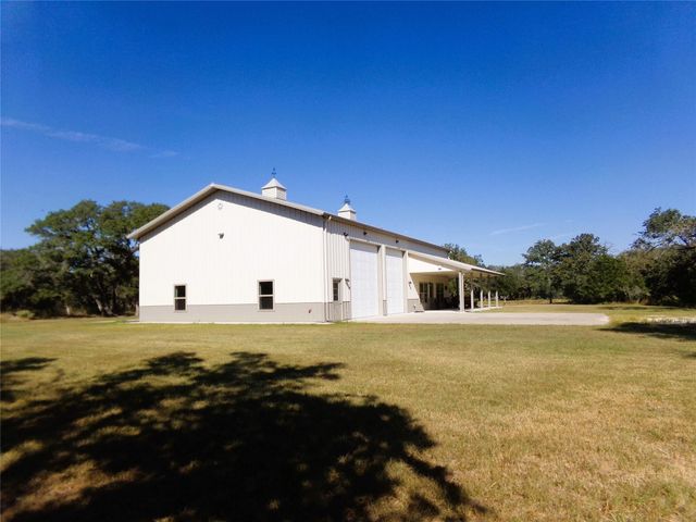 1055 E Branding Iron, Weimar, TX 78962