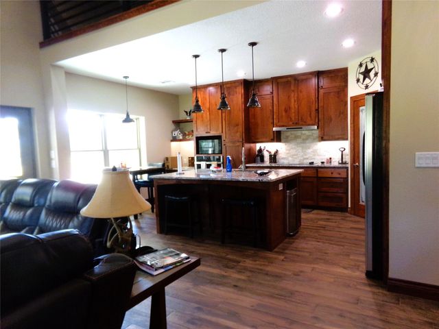 1055 E Branding Iron, Weimar, TX 78962