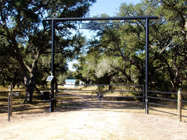 1055 E Branding Iron, Weimar, TX 78962