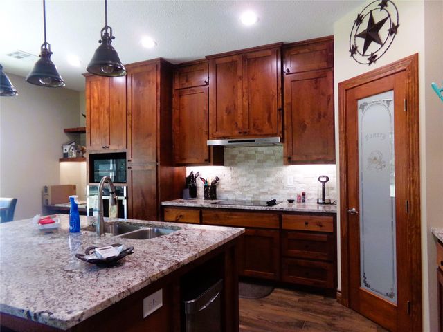 1055 E Branding Iron, Weimar, TX 78962