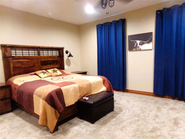 1055 E Branding Iron, Weimar, TX 78962