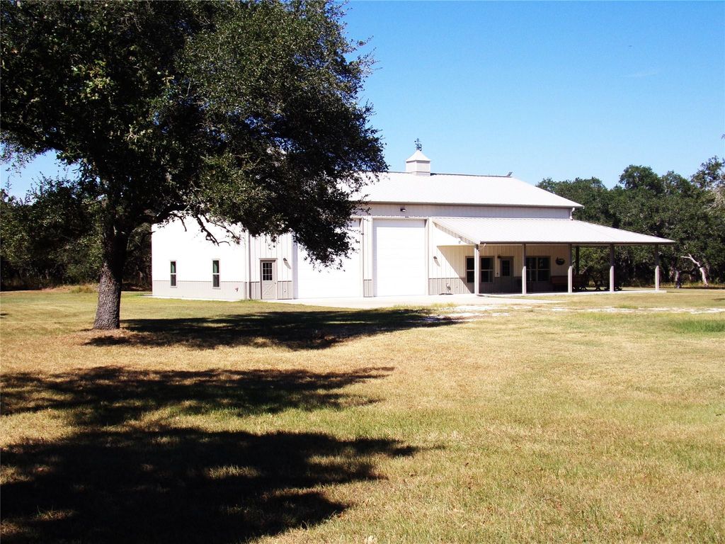 1055 E Branding Iron, Weimar, TX 78962