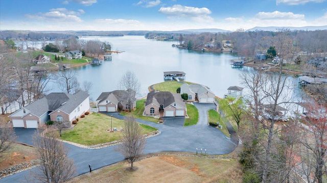 97 Lighthouse LN, Moneta, VA 24121