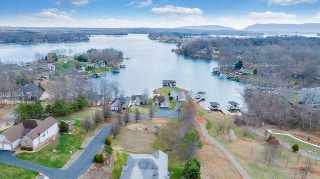 97 Lighthouse LN, Moneta, VA 24121