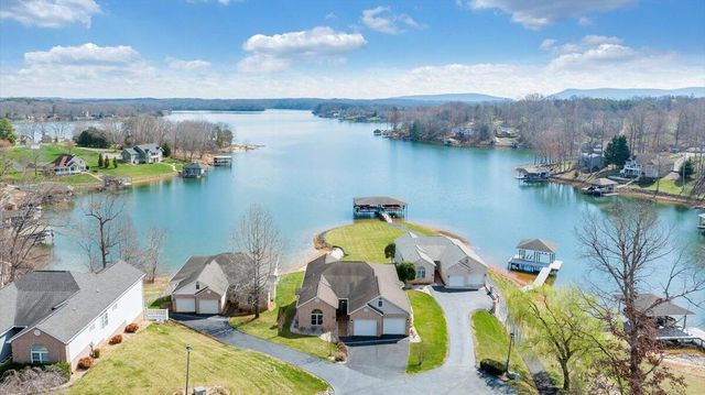 97 Lighthouse LN, Moneta, VA 24121