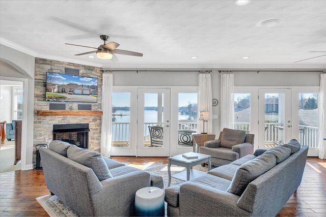 97 Lighthouse LN, Moneta, VA 24121