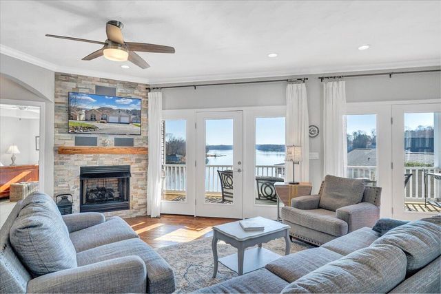 97 Lighthouse LN, Moneta, VA 24121