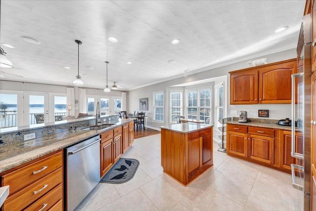 97 Lighthouse LN, Moneta, VA 24121