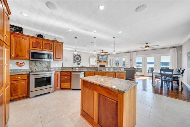 97 Lighthouse LN, Moneta, VA 24121