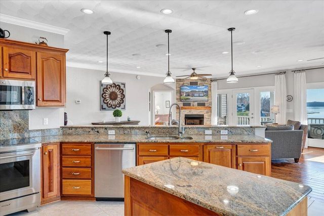 97 Lighthouse LN, Moneta, VA 24121