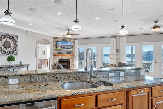 97 Lighthouse LN, Moneta, VA 24121