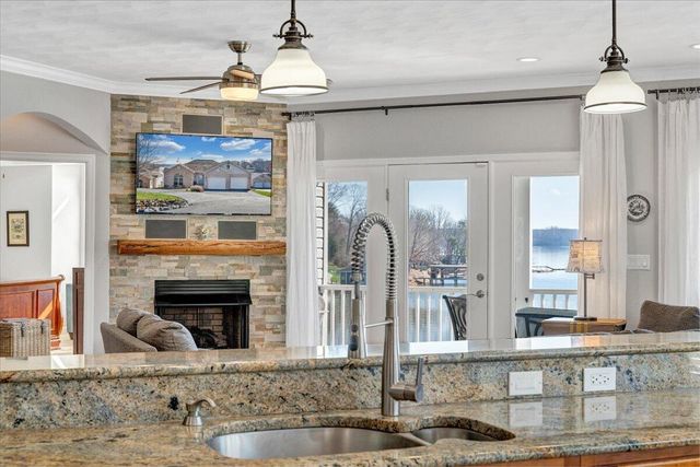 97 Lighthouse LN, Moneta, VA 24121