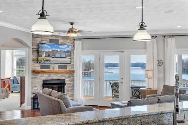 97 Lighthouse LN, Moneta, VA 24121