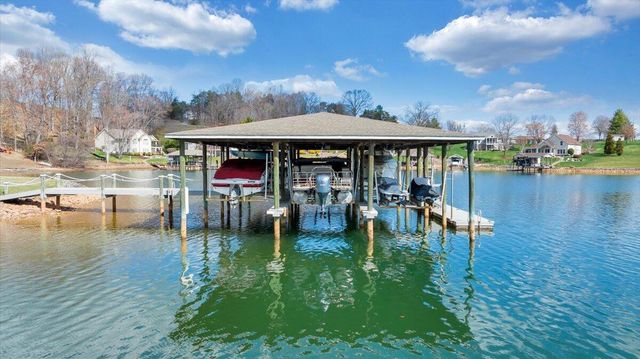 97 Lighthouse LN, Moneta, VA 24121