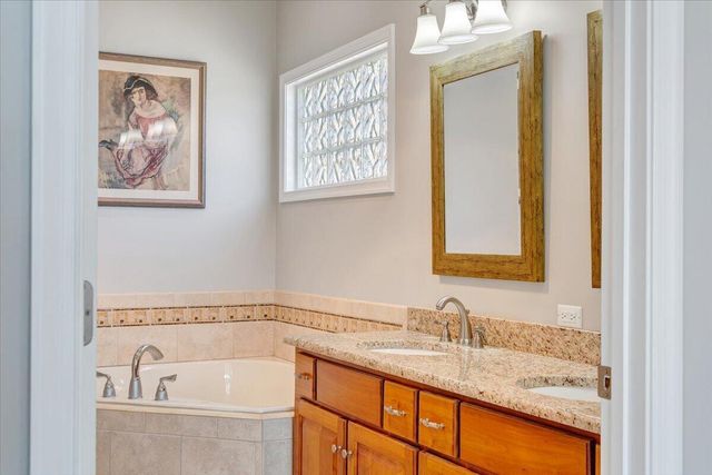 97 Lighthouse LN, Moneta, VA 24121