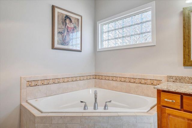 97 Lighthouse LN, Moneta, VA 24121