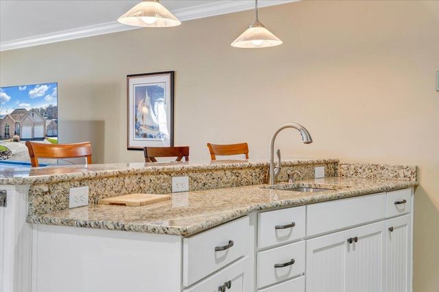 97 Lighthouse LN, Moneta, VA 24121