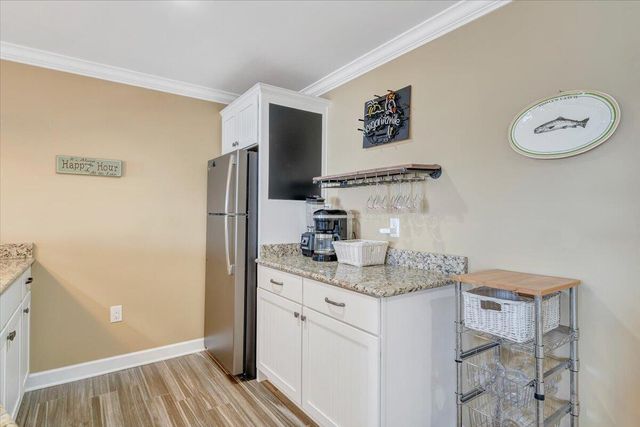 97 Lighthouse LN, Moneta, VA 24121