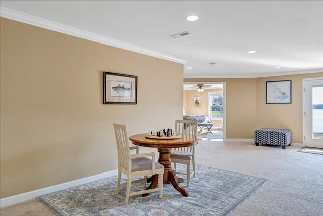 97 Lighthouse LN, Moneta, VA 24121