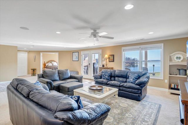 97 Lighthouse LN, Moneta, VA 24121