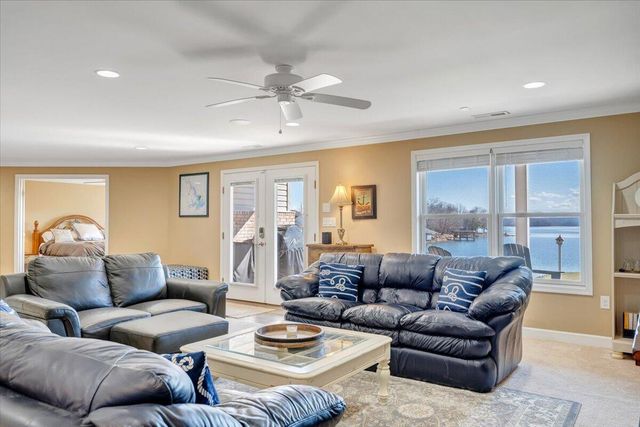 97 Lighthouse LN, Moneta, VA 24121