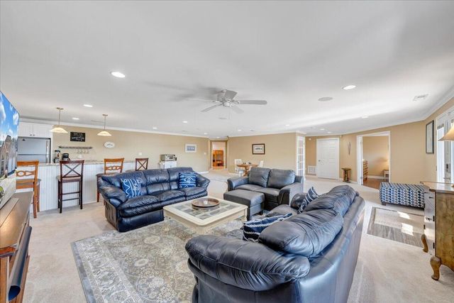 97 Lighthouse LN, Moneta, VA 24121