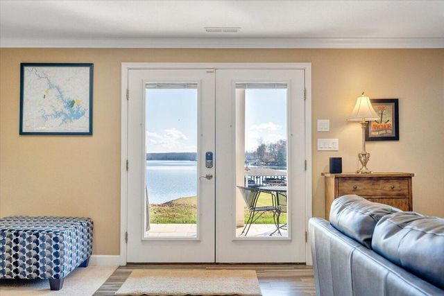 97 Lighthouse LN, Moneta, VA 24121