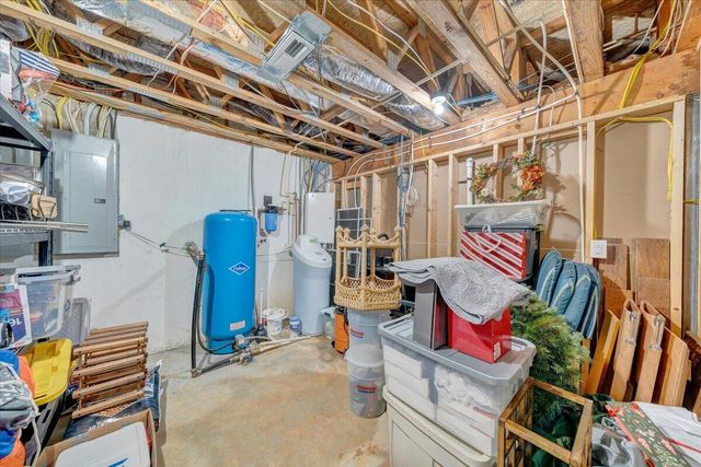 97 Lighthouse LN, Moneta, VA 24121