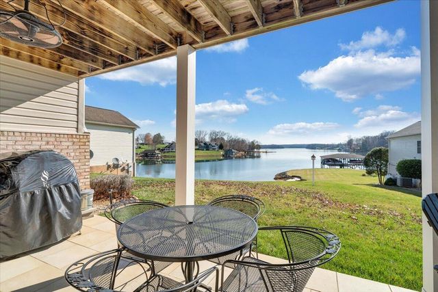 97 Lighthouse LN, Moneta, VA 24121