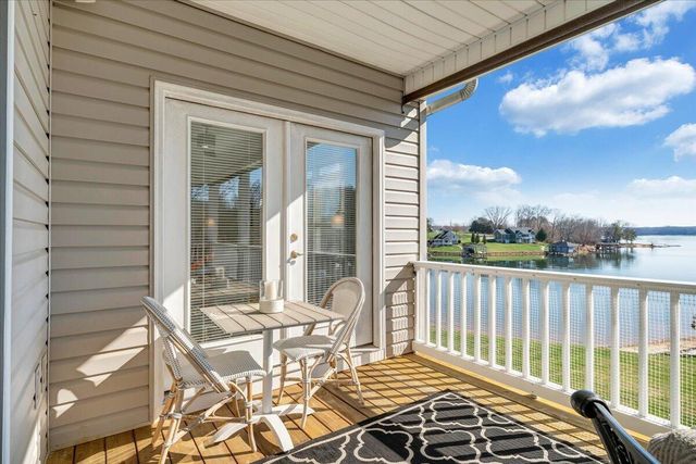 97 Lighthouse LN, Moneta, VA 24121