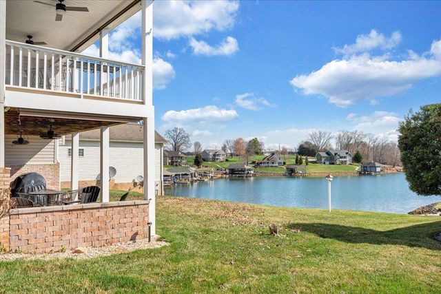 97 Lighthouse LN, Moneta, VA 24121