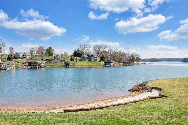 97 Lighthouse LN, Moneta, VA 24121