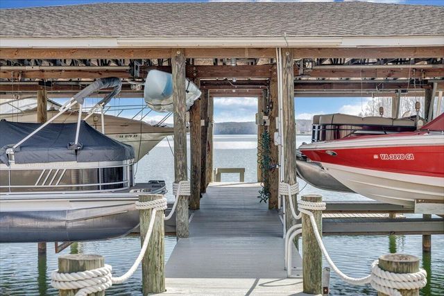 97 Lighthouse LN, Moneta, VA 24121