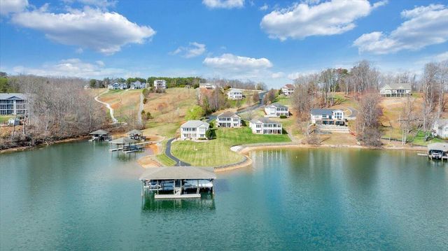 97 Lighthouse LN, Moneta, VA 24121