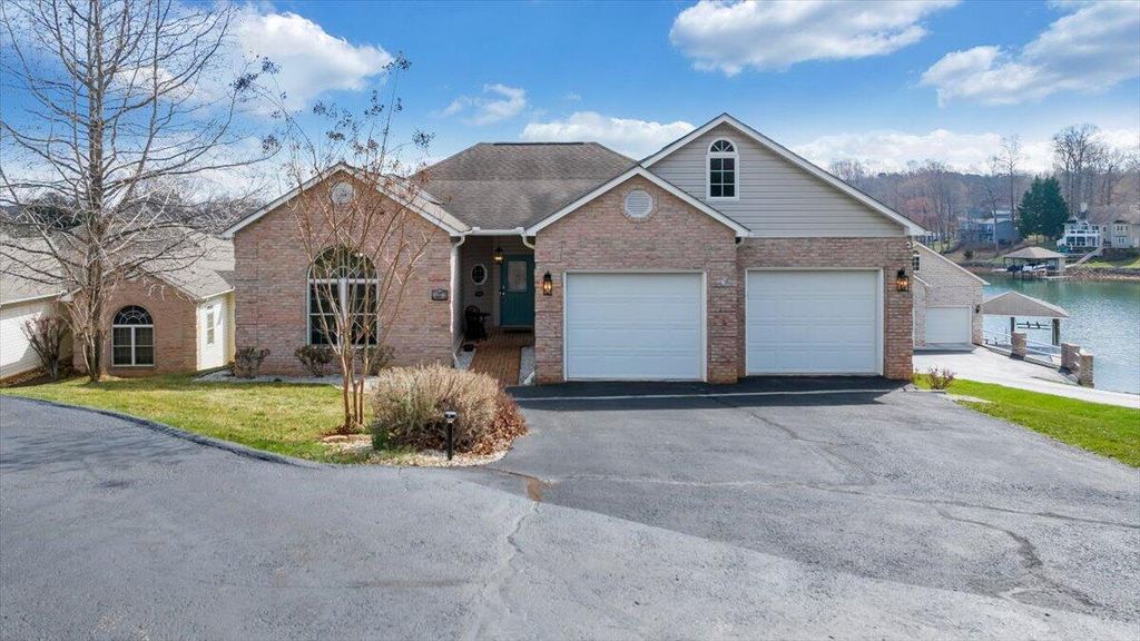 97 Lighthouse LN, Moneta, VA 24121