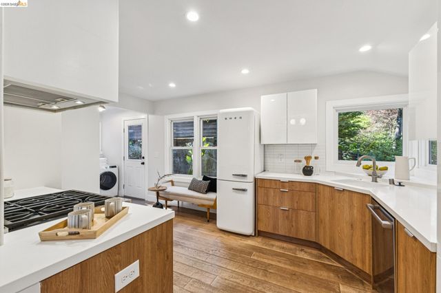 6465 Pinehaven Rd, Oakland, CA 94611
