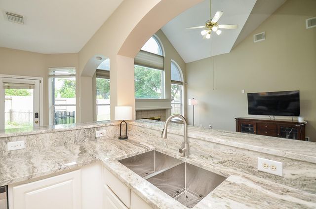 206 Wild Oak Run, Houston, TX 77094