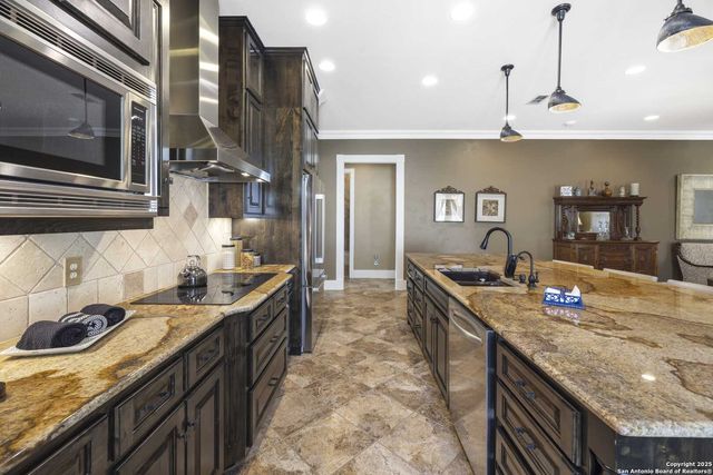 150 E St Andrews Loop, Kerrville, TX 78028