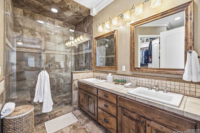 150 E St Andrews Loop, Kerrville, TX 78028