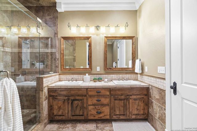 150 E St Andrews Loop, Kerrville, TX 78028