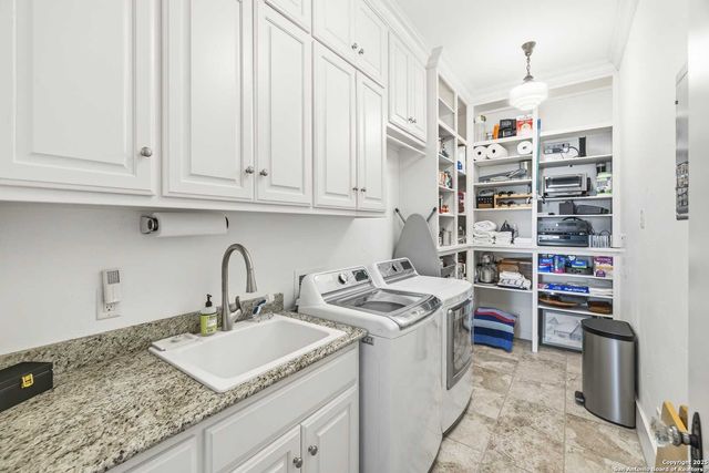 150 E St Andrews Loop, Kerrville, TX 78028