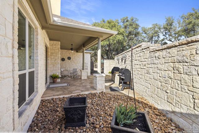 150 E St Andrews Loop, Kerrville, TX 78028
